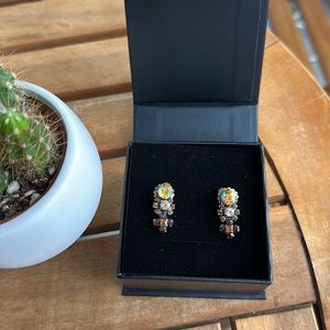 SORRELLI brown + orange crystal antique gold earrings ✨